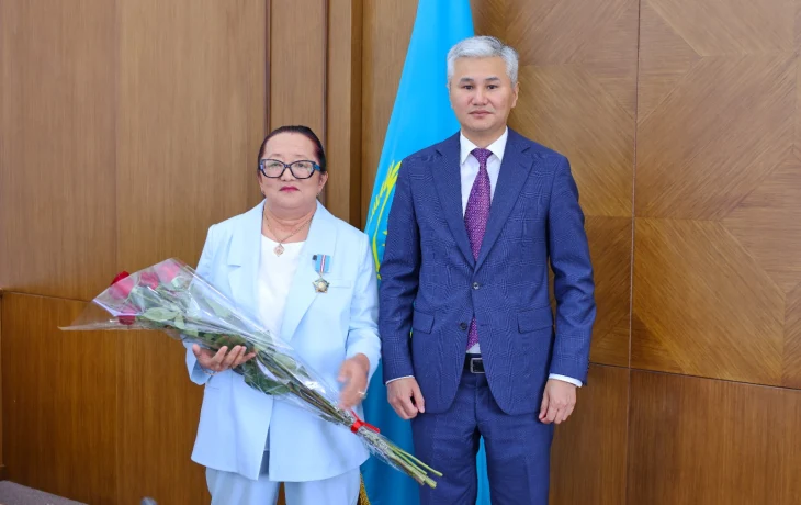 Ұлытау облысының әкімі Дастан Рыспеков өңірдің білім беру саласына еңбегі сіңген педагогтерге мемлекеттік наградалар табыс етті