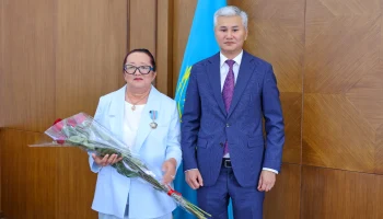 Ұлытау облысының әкімі Дастан Рыспеков өңірдің білім беру саласына еңбегі сіңген педагогтерге мемлекеттік наградалар табыс етті