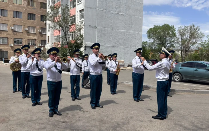 Гвардейцы поздравили труженицу тыла с Великой Победой