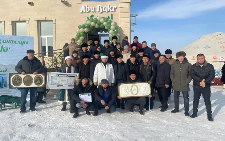 С благословения Аллаха Мечеть воздвигли всем миром С благословения Аллаха Мечеть воздвигли всем миром