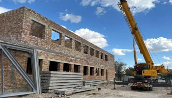 Ұлытау облысының Қаражал қаласында мемлекетке қайтарылған қаражат есебінен 80 орындық мектеп бой көтеруде