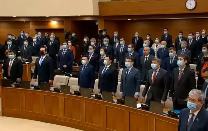 Мажилисмены почтили минутой молчания память погибших в ходе трагического января Мажилисмены почтили минутой молчания память погибших в ходе трагического января