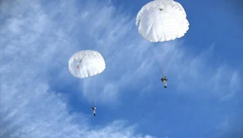 Первые прыжки выполнены: 196 солдат срочной службы десантировались с парашютом