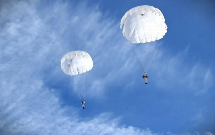 Первые прыжки выполнены: 196 солдат срочной службы десантировались с парашютом
