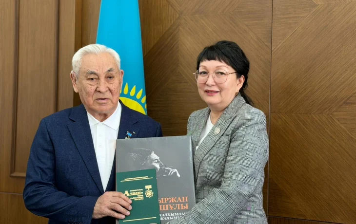 Батырбеку Мырзабекову вручена престижная литературная премия &laquo;Алаш&raquo;