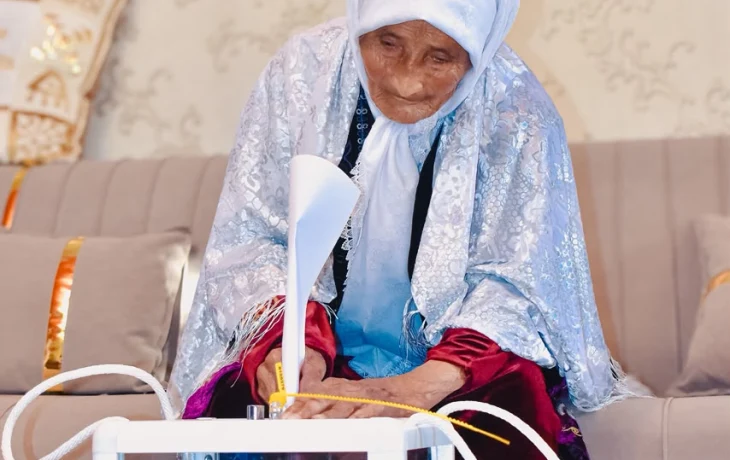 Она старше века! 116-летняя долгожительница области Ұлытау проголосовала Она старше века! 116-летняя долгожительница области Ұлытау проголосовала